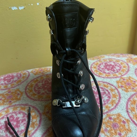 GBG Los Angeles Women's 'GG Josine' Heeled Platform Booties - Picture 3 of 5